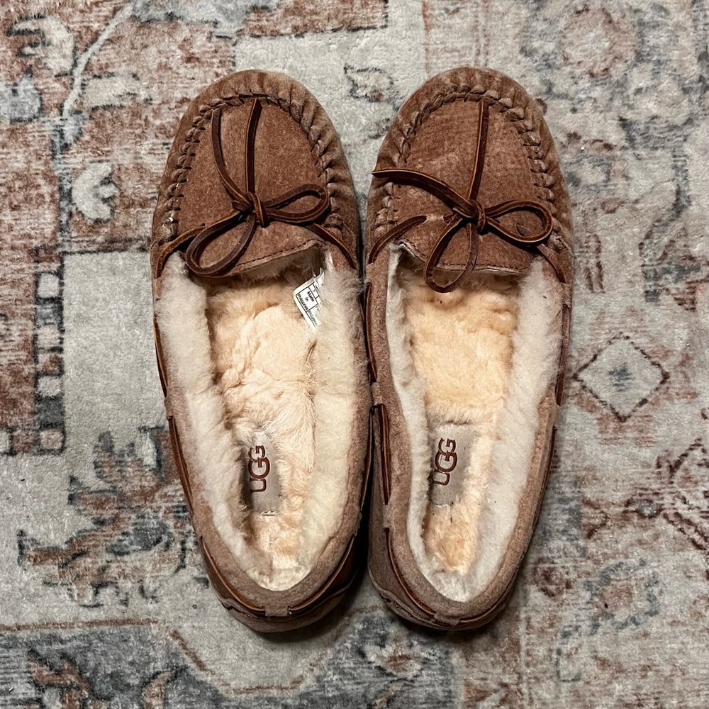 UGG Women’s Dakota Moccasin Slipper Size 7